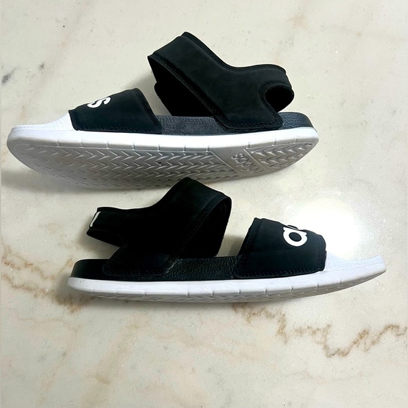 Adidas Women’s 6 Adilette Casual Sandals Black Colorblock Adjustable Strap - Picture 2 of 8
